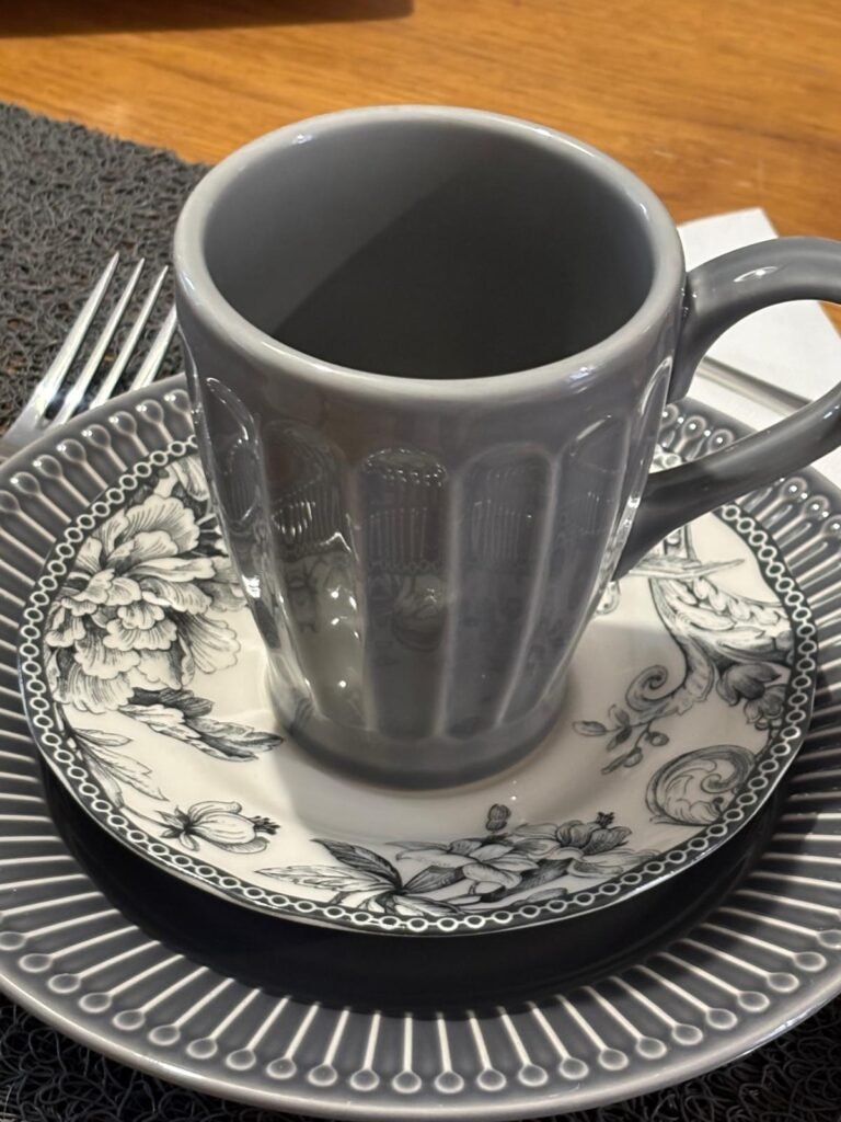 Une jolie vaisselle pour le petit déjeuner au charme du foulon.