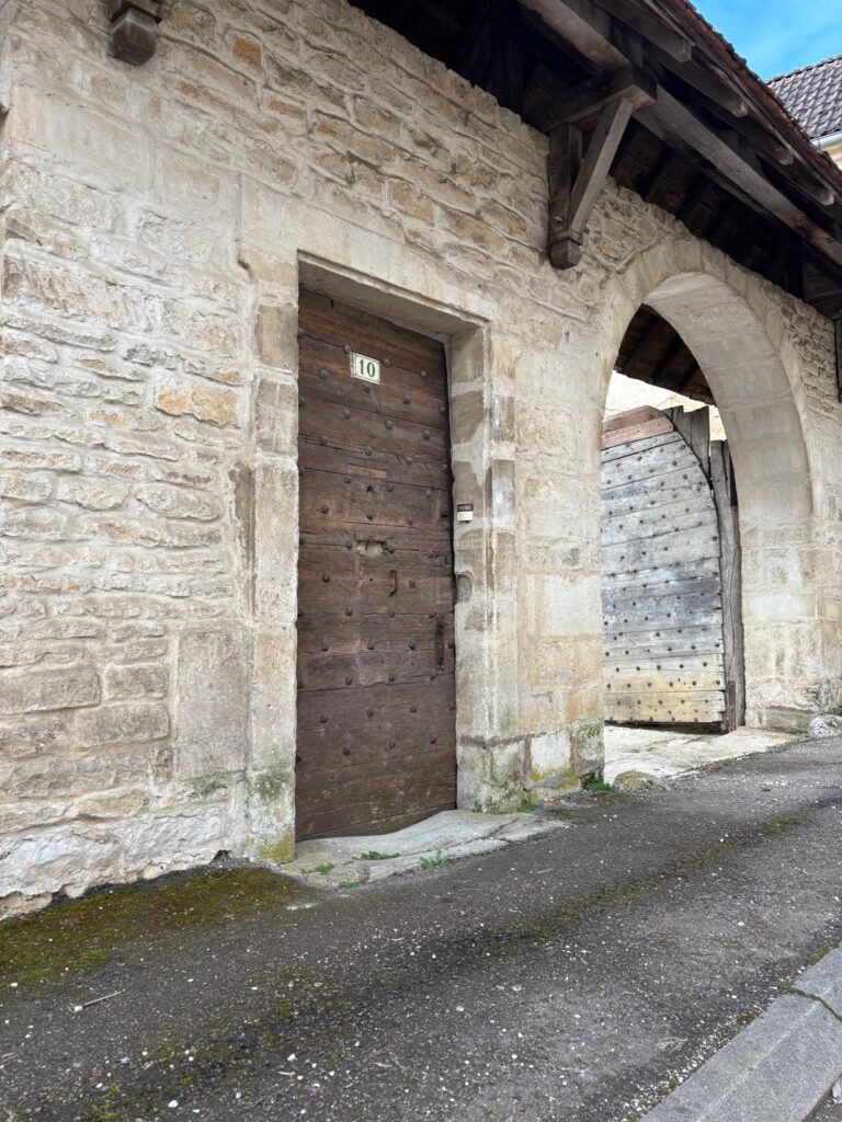 Accueil Le portillon en bois d'époque de l'entrée au Charme du Foulon à Chamarandes.