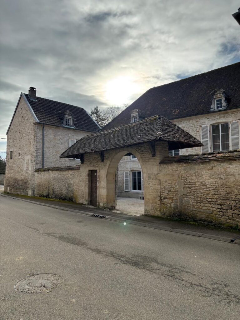 Le porche d'entrée Au Charme du Foulon, donnant l'accès au parking.