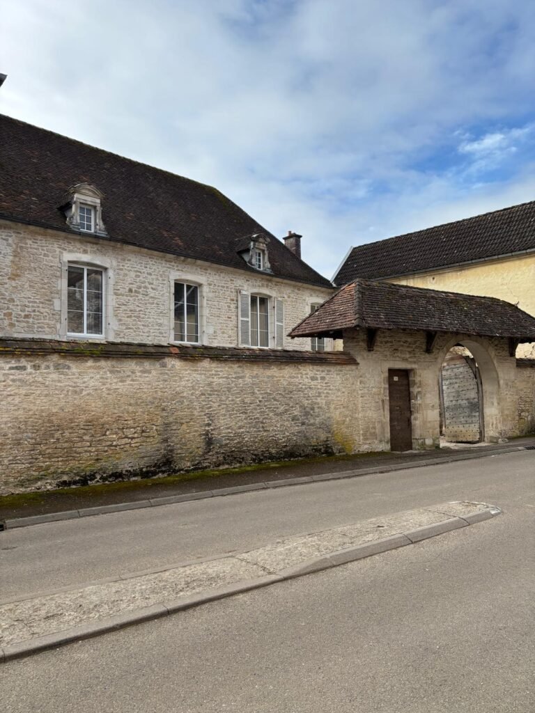 Entrée de notre maison d'hôtes Au Charme du Foulon à Chamarandes-Choignes, près de Chaumont.