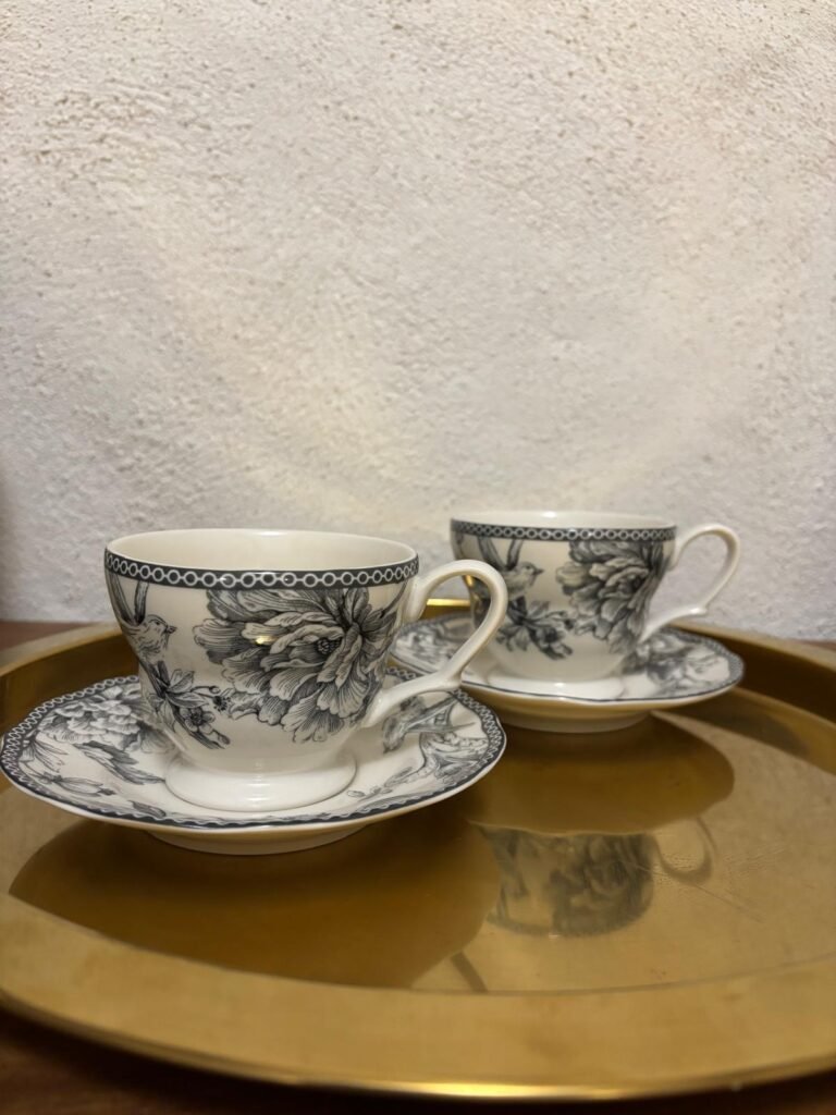 La jolie vaisselle à disposition dans la chambre d'hôtes La Parenthèse à Chamarandes.