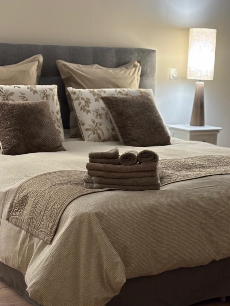 Accueil La décoration et le linge de lit de la chambre d'hôtes Au Charme du Foulon près de Chaumont.