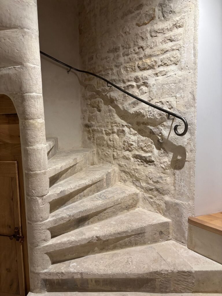 L'accès à la chambre d'hôtes La Parenthèse se fait par le bel escalier en pierre hélicoïdal.