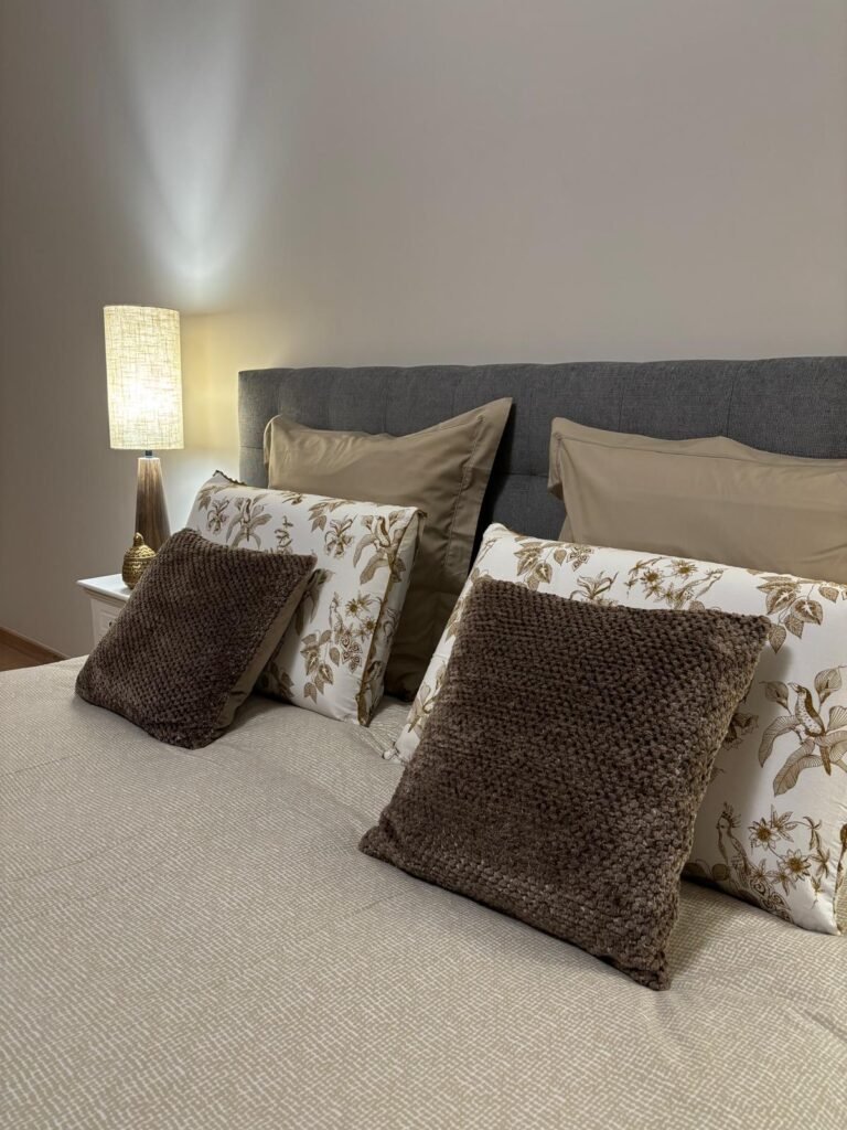 Les oreillers moelleux et les oreillers à mémoire de forme pour la chambre d'hôtes Au Charme du Foulon.