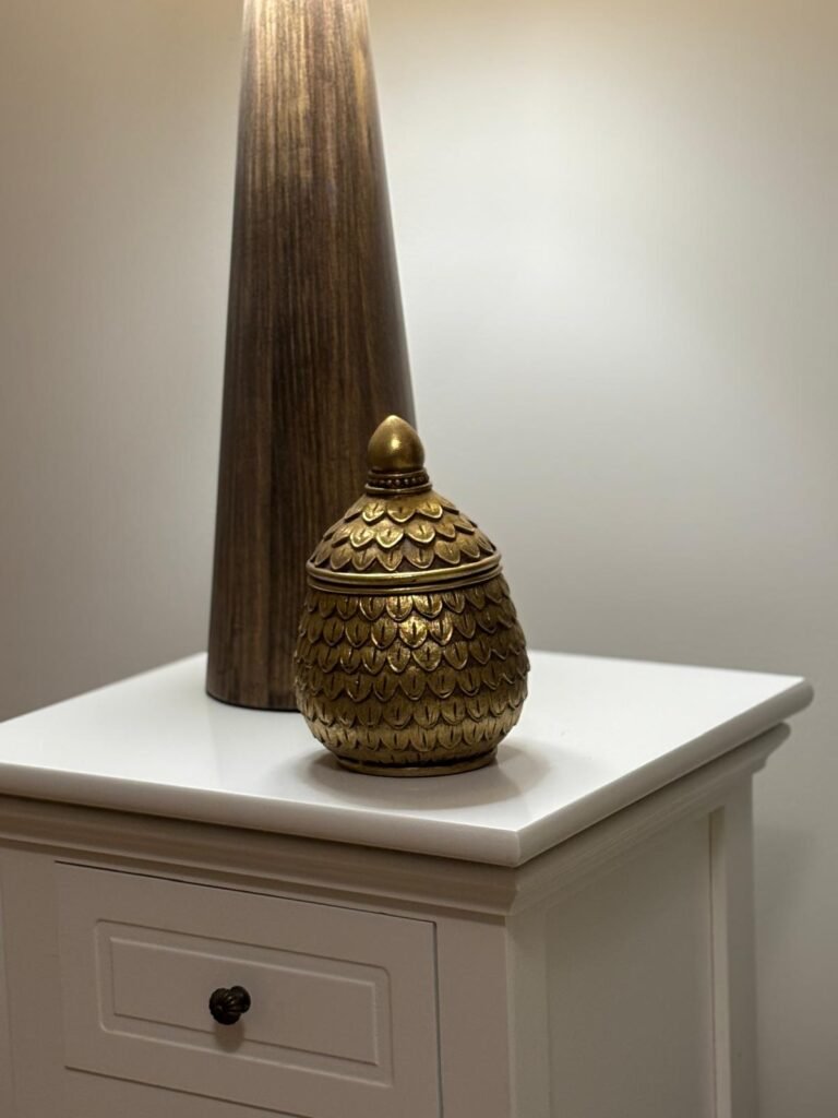 La boite à bijoux sur la table de chevet de la chambre d'hôtes Au Charme du Foulon.