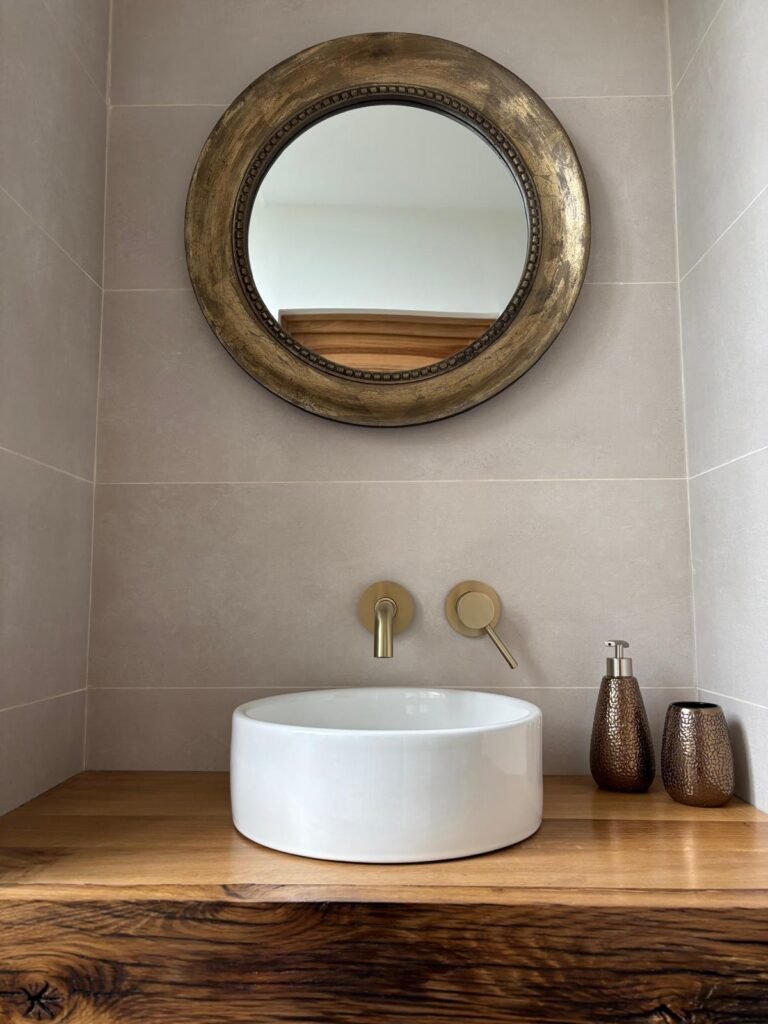 L'élégance de la décoration de la salle de bain de la chambre d'hôtes La Parenthèse à Chamarandes Choignes.