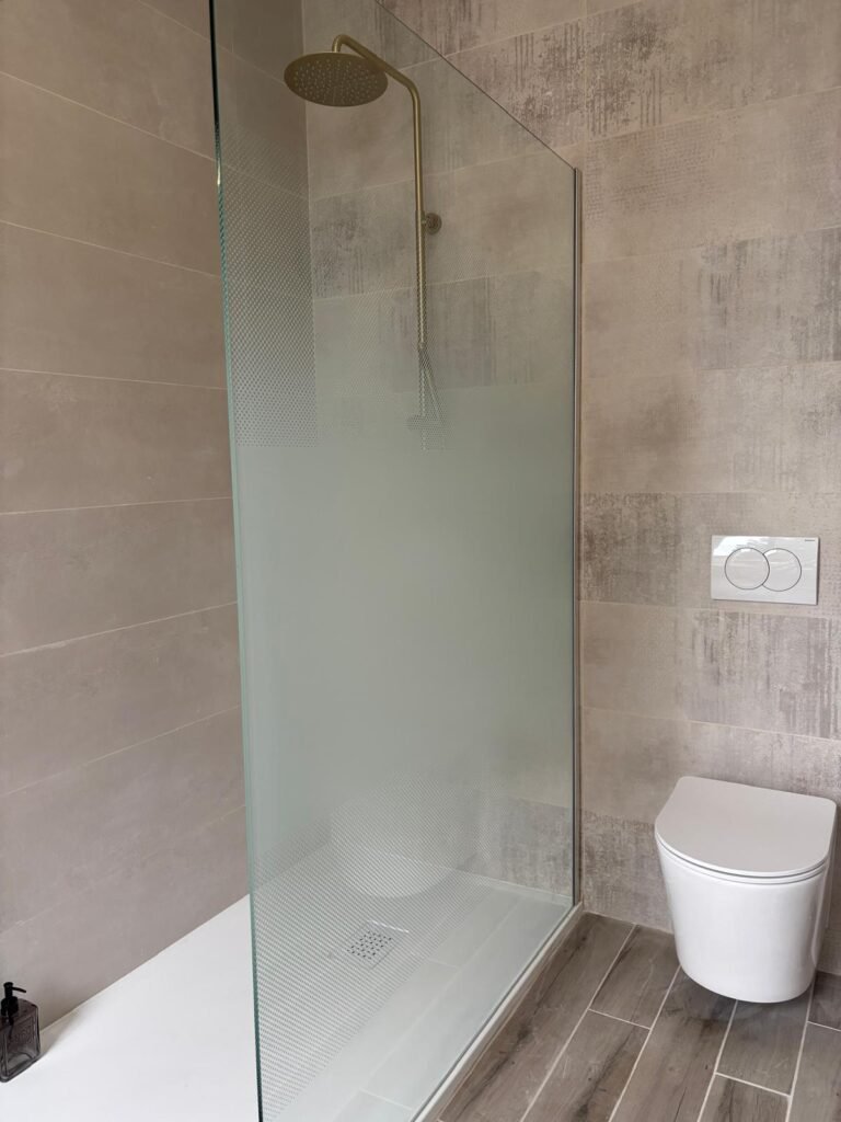 La salle de bain et WC privatif pour la chambre d'hôtes La Parenthèse à Chamarandes