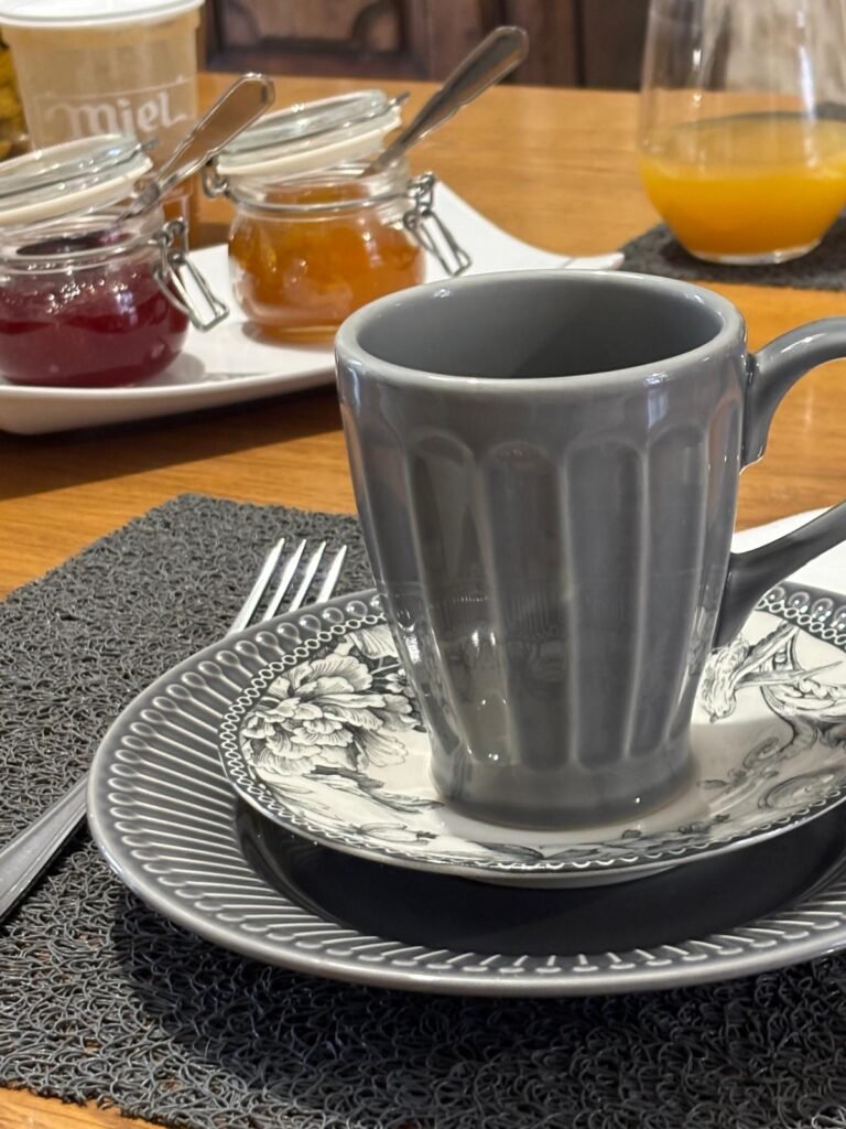 Accueil Lumière sur le petit déjeuner servi lors de votre nuitée à La Parenthèse à Chamarandes.