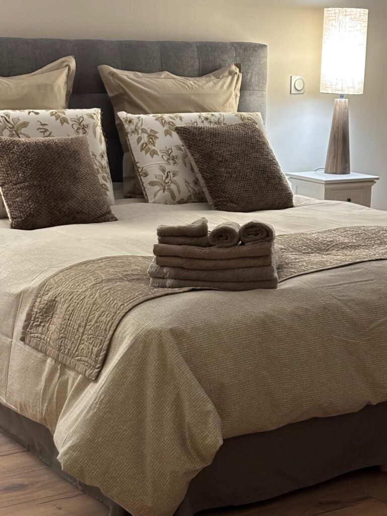 Le lit king size de la chambre d'hôtes La Parenthèse près de Chaumont.