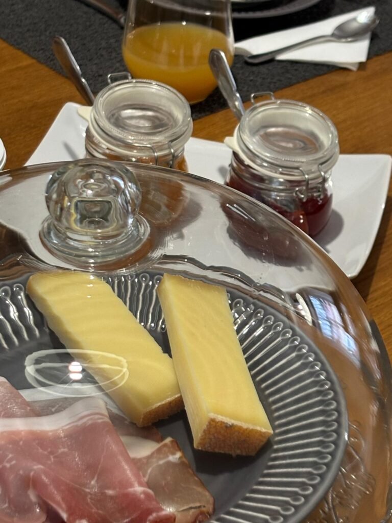 Un petit déjeuner salé au charme du foulon, chambres d'hôtes de charme à Chamarandes Choignes.