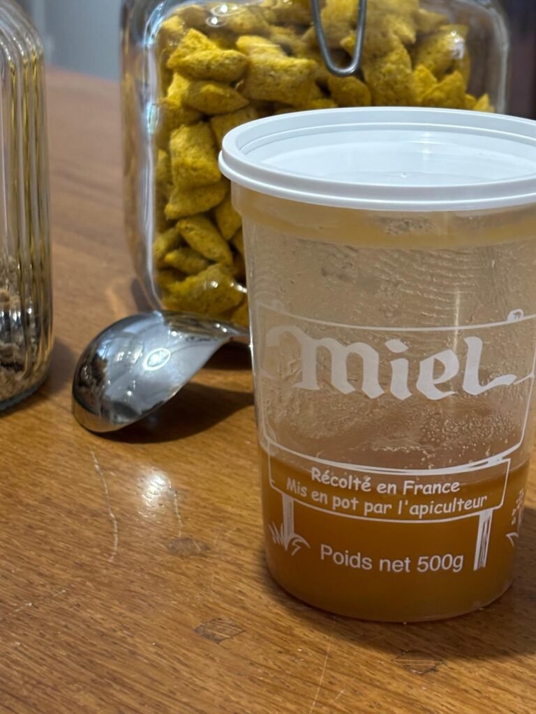 Miel local pour chaque petit déjeuner en chambres d'hôtes Au Charme du Foulon.