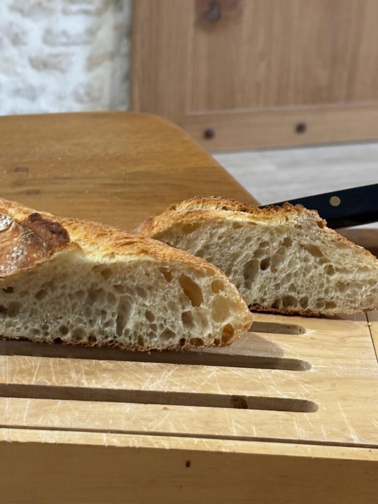 Incontournable baguette pour le petit déjeuner servi lors de votre séjour en chambre d'hôtes La Parenthèse.