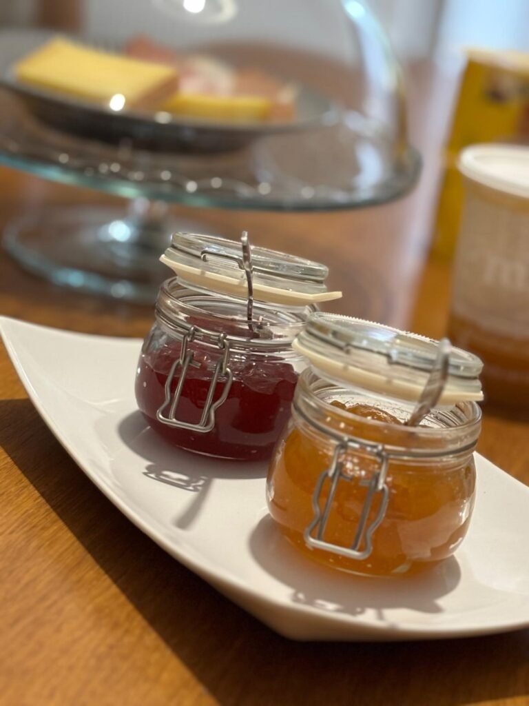 Accueil Confitures locales au petit déjeuner Au Charme du Foulon à Chamarandes.