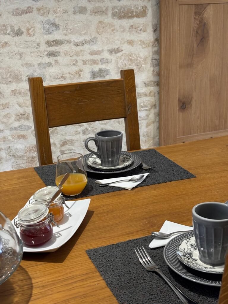 Vaisselle élégante pour le service du petit déjeuner Au Charme du Foulon Chamarandes.