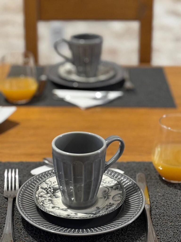 Petit déjeuner servi au charme du foulon avec une jolie vaisselle.