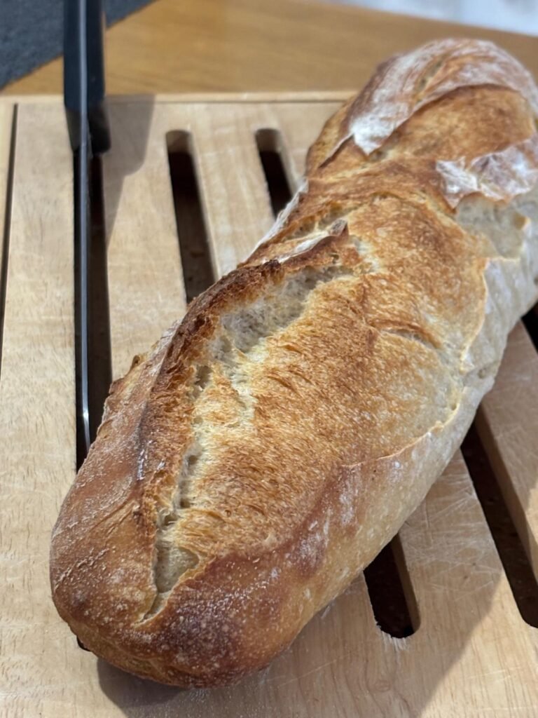 Au petit déjeuner, la baguette est la reine de la table Au Charme du Foulon.