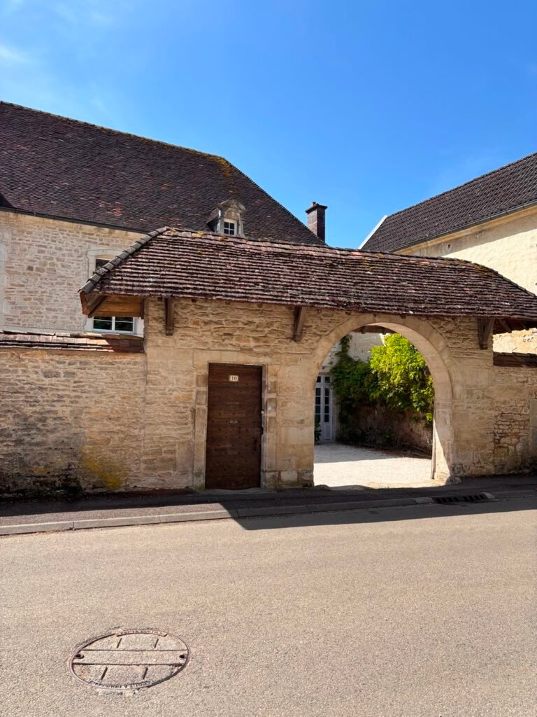 au charme du foulon entree porche parking